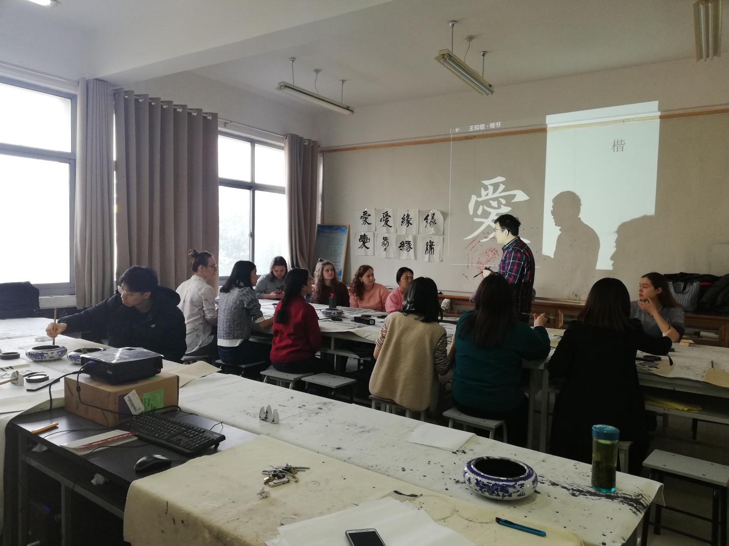 翰墨傳情，文化交融——留學(xué)生中國(guó)傳統(tǒng)書(shū)法體驗(yàn)活動(dòng)在龍湖印社研究所成功舉辦